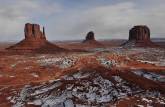 A visão clássica do Monument Valley, nessa época com neve, no Arizona, nos Estados Unidos